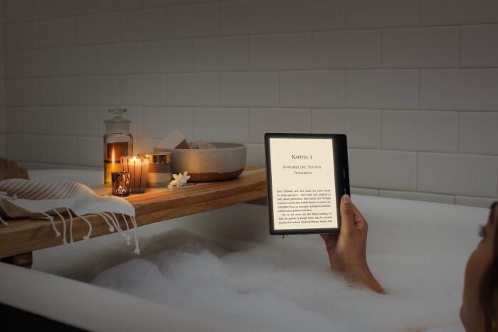 So kann der E-Book-Reader beispielsweise auch in der Badewanne verwendet werden. (Bild: Amazon)